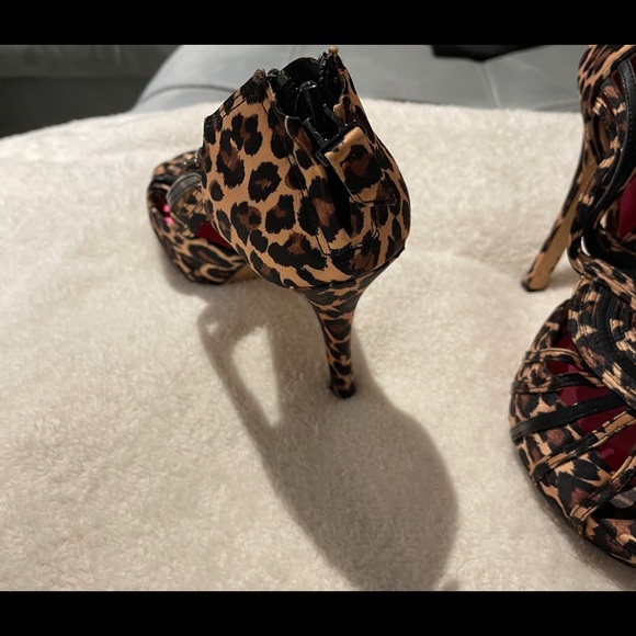 Betsy Johnson Leopard heels Sz 7 - Picture 5 of 7